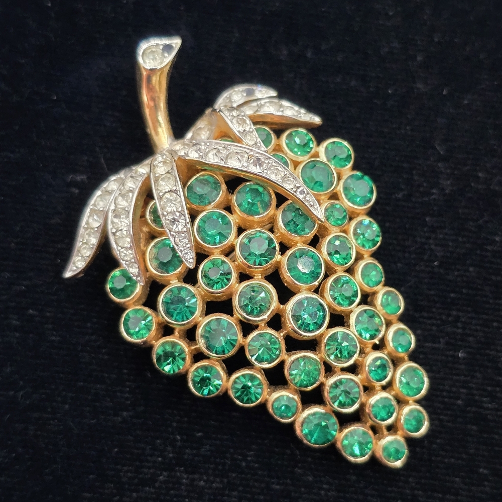 Crown Trifari Green Rhinestone Strawberry Plated 1950s Vintage Read